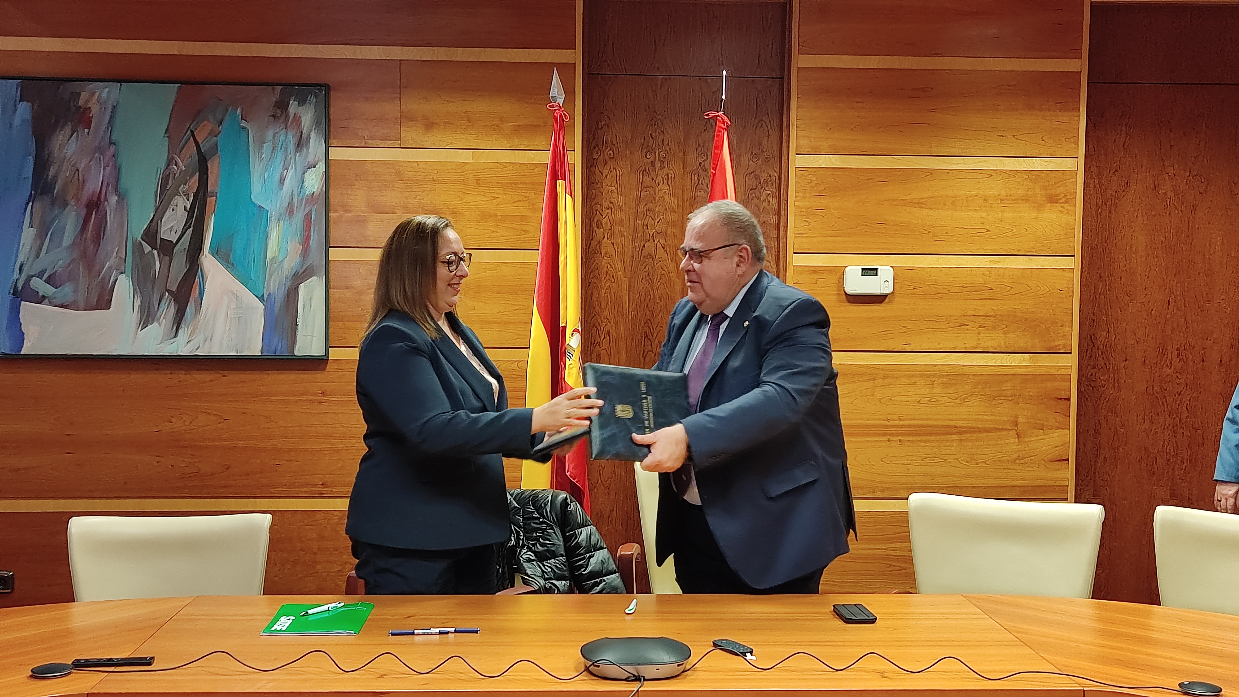 La secretaria general de SATSE Castilla y León, Mercedes Gago, y el consejero de Sanidad, Alejandro Vázquez, en la firma del acuerdo